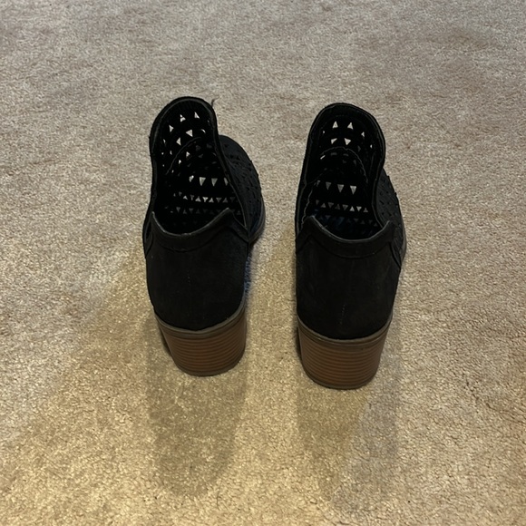 Black size 6 1/2 Fergalicious ankle boots - Picture 2 of 6